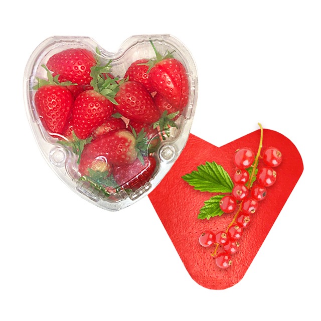 Пластиковые контейнеры и влаговпитывающие салфетки в форме сердца для ягод и фруктов.